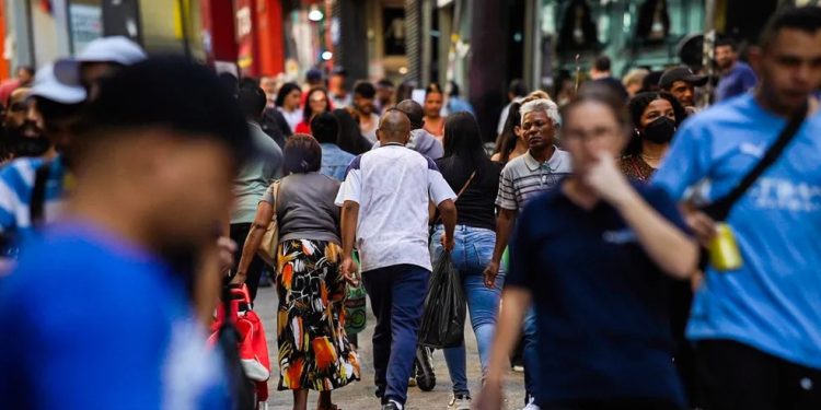 O Brasil conta com uma população de 212,5 milhões de habitantes, de acordo com dados recém-divulgados pelo Instituto Brasileiro de Geografia e Estatística (IBGE)