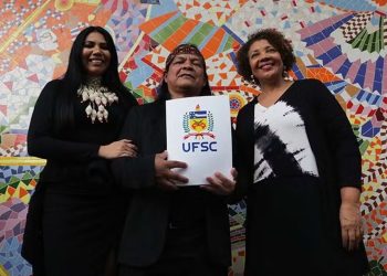 UFSC dá posse ao primeiro professor indígena aprovado em concurso exclusivo: ‘Superando desafios com a educação’
