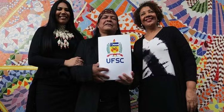 UFSC dá posse ao primeiro professor indígena aprovado em concurso exclusivo: ‘Superando desafios com a educação’