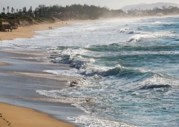 Passagem de ciclone extratropical pode provocar ressaca e ondas com picos de até cinco metros no Litoral de SC