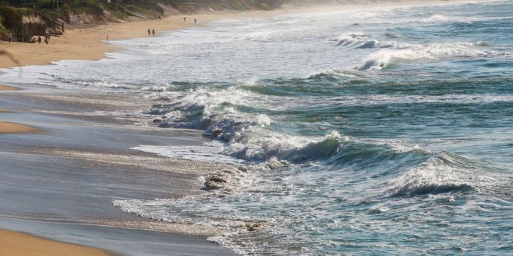 Passagem de ciclone extratropical pode provocar ressaca e ondas com picos de até cinco metros no Litoral de SC