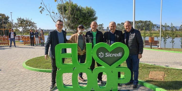 Sicredi Vale Litoral SC adota praça em Tijucas