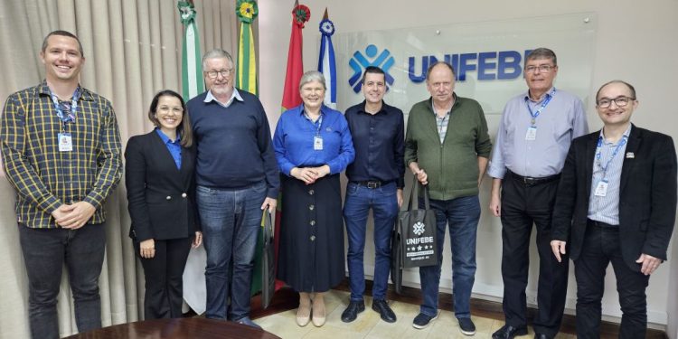 Representantes da comunidade polono-brasileira se reúnem com representantes da Unifebe