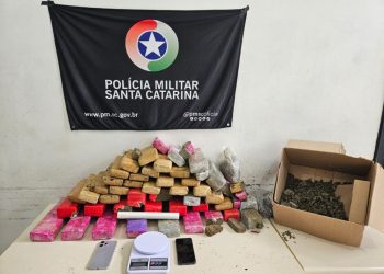 Após denúncias da comunidade Policia Militar faz abordagem e encontra drogas