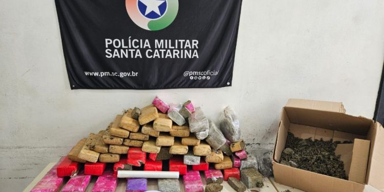 Após denúncias da comunidade Policia Militar faz abordagem e encontra drogas