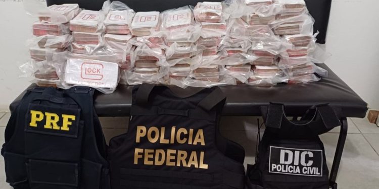 FICCO/SC prende duas pessoas em flagrante e apreende cerca de 120 kg de crack/pasta base de cocaína na BR-101