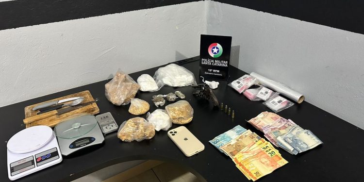 Homem é preso em posse de drogas e arma de fogo