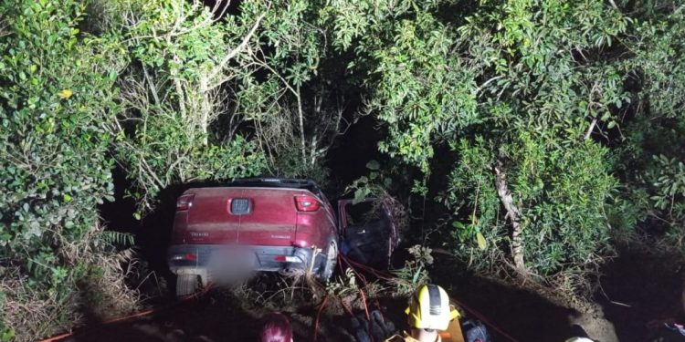 Bombeiro Militar faz resgate de idoso em carro pendurado em penhasco