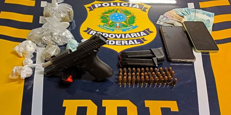 PRF prende casal com arma roubada e drogas em ação na BR-101 em Araranguá
