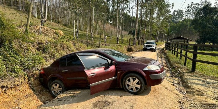 Veiculo apreendido após denuncias de manobras perigosas no Timbezinho