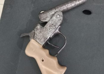 Homem armado é preso após resistir abordagem e entrar em luta corporal com os policiais dentro do Manecão