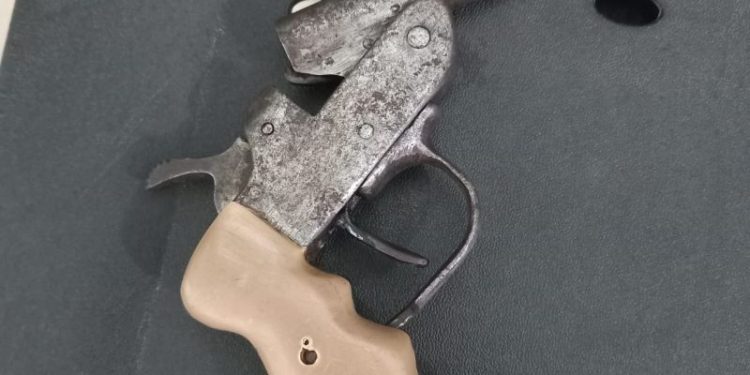 Homem armado é preso após resistir abordagem e entrar em luta corporal com os policiais dentro do Manecão