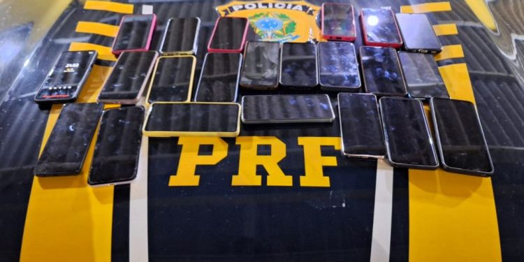 22 celulares furtados em Curitiba são recuperados pela PRF em Joinville, na BR-101