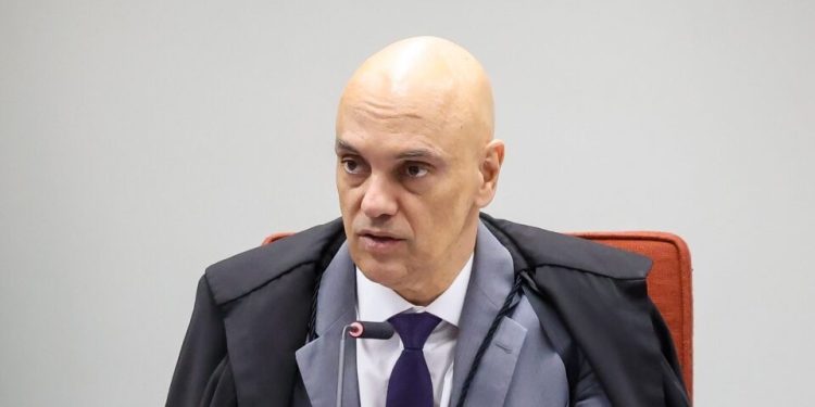 Ministro Alexandre de Moraes impõe multa diária de 5 milhões ao X