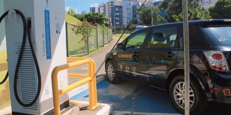 Celesc inicia cobrança pelas recargas de carros em eletropostos na próxima semana