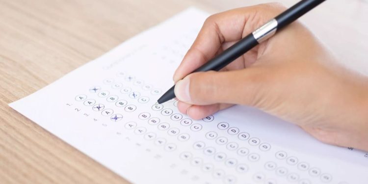 Concurso da Educação de SC: candidatos a professor fazem prova neste domingo