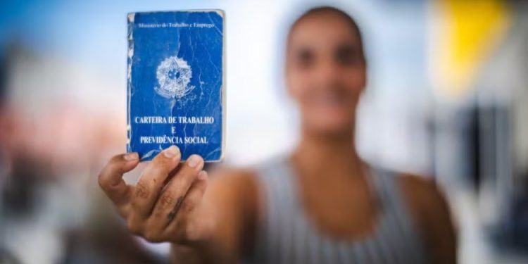 Desemprego no Brasil cai para 6,6% no trimestre encerrado em agosto, segundo o IBGE