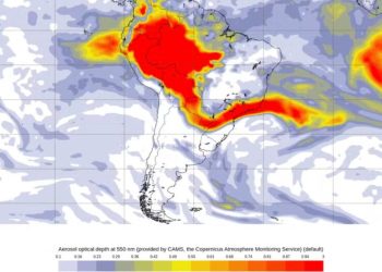 Satélites revelam retorno de corredor de fumaça da Amazônia para SC – Fenômeno traz céu acinzentado e tons avermelhados ao amanhecer e entardecer