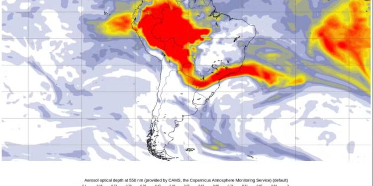 Satélites revelam retorno de corredor de fumaça da Amazônia para SC – Fenômeno traz céu acinzentado e tons avermelhados ao amanhecer e entardecer
