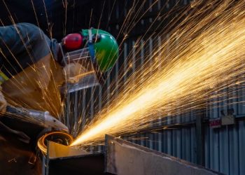 Setores da indústria e serviços concentram mais de 80% das vagas geradas em 2024