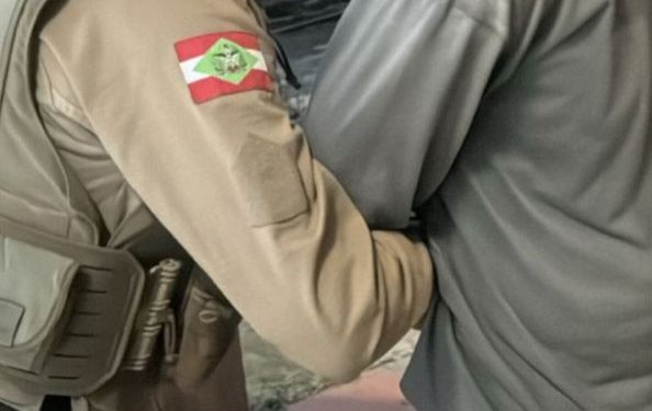 Polícia Militar de Canelinha cumpre mandado de prisão contra suspeito de estupro de vulnerável procurado pela justiça de São Paulo