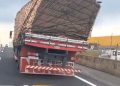 PRF flagra caminhão com carga inclinada na BR-101 em Barra Velha