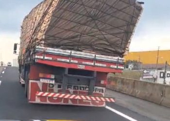 PRF flagra caminhão com carga inclinada na BR-101 em Barra Velha