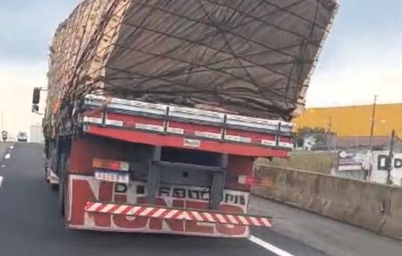 PRF flagra caminhão com carga inclinada na BR-101 em Barra Velha