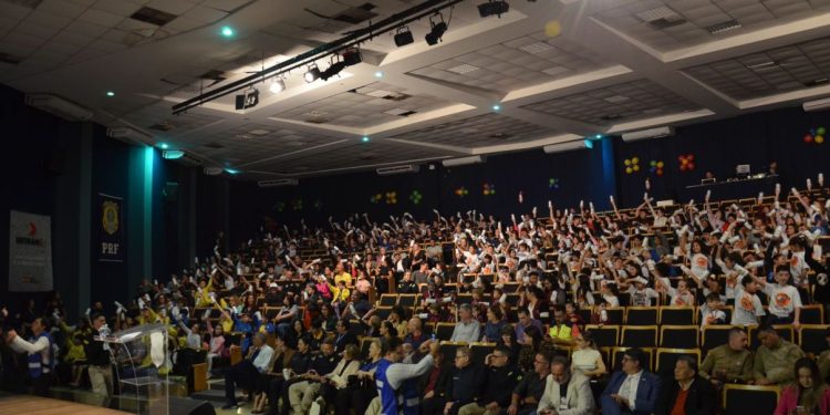 PRF e Detran/SC usam teatro para formar futuros motoristas e salvar vidas