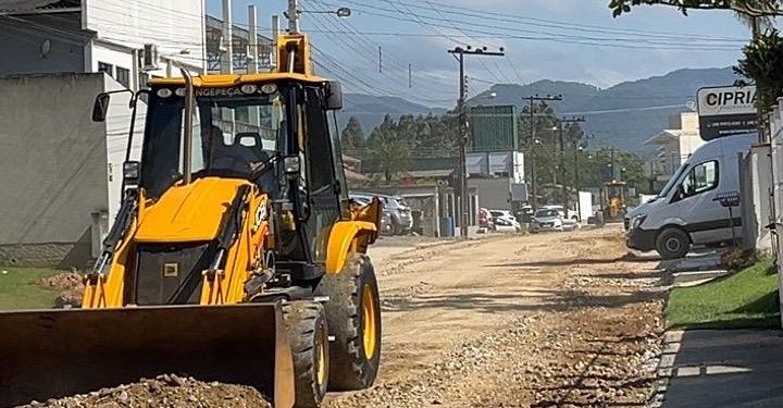 Secretaria de Infraestrutura efetua manutenção paliativa em vias do Carmelo de Fora