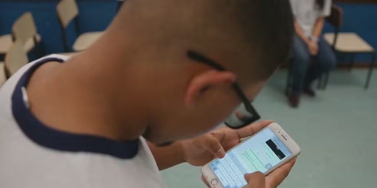 Comissão proíbe o uso de celulares nas escolas