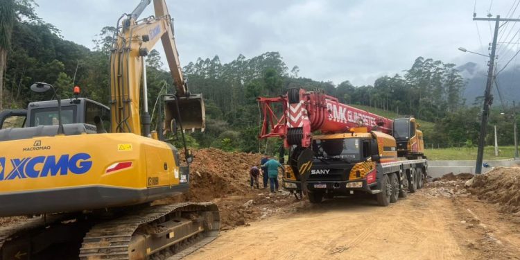 Prefeitura instala kit de transposição na nova ponte de acesso à localidade do Óleo