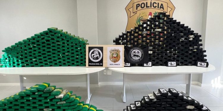 DRACO/DEIC intercepta caminhão com 700 quilos de drogas maior apreensão já feita pela PCSC