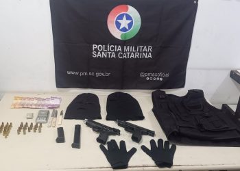 Polícia Militar apreende armas de fogo e drogas durante operação Saturação
