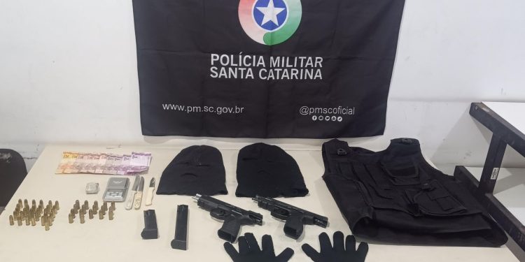 Polícia Militar apreende armas de fogo e drogas durante operação Saturação