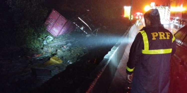 Acidente envolvendo van com atletas de equipe de remo deixa nove mortos na BR-376