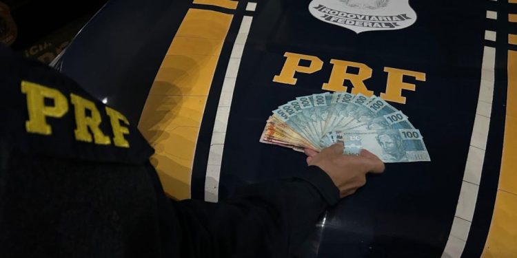 PRF apreende 1.600 reais em notas falsas na BR-101 em Itapema