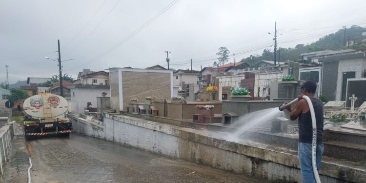Secretaria de Infraestrutura de São João Batista orienta sobre limpeza de túmulos para o Dia dos Finados