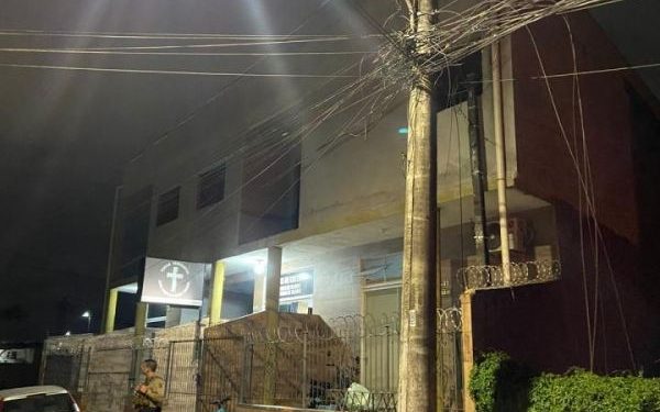 Homem com mandado de prisão é morto após esfaquear porteiro de igreja evangélica