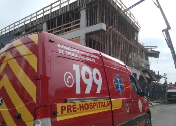 Laje desaba deixa trabalhadores feridos no bairro Itacolomi em Balneário Piçarras