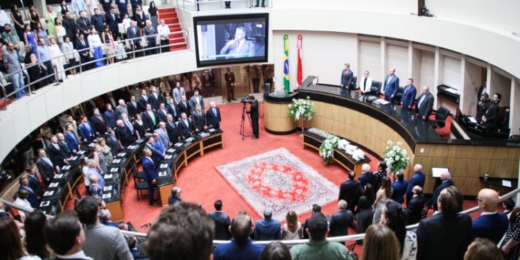 Comenda do Legislativo Catarinense 2024 é entregue em sessão solene na Alesc