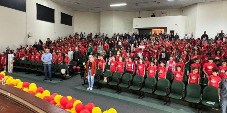 Tijucas forma 560 bombeiros mirins