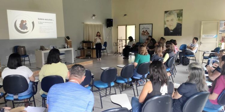 Profissionais da rede de cuidado e de proteção social de SJB participam de capacitação sobre a Escuta Protegida