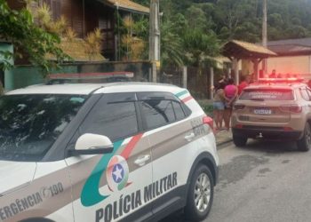 Filho encontra mãe e padrasto mortos, amarrados e amordaçados em Itajaí