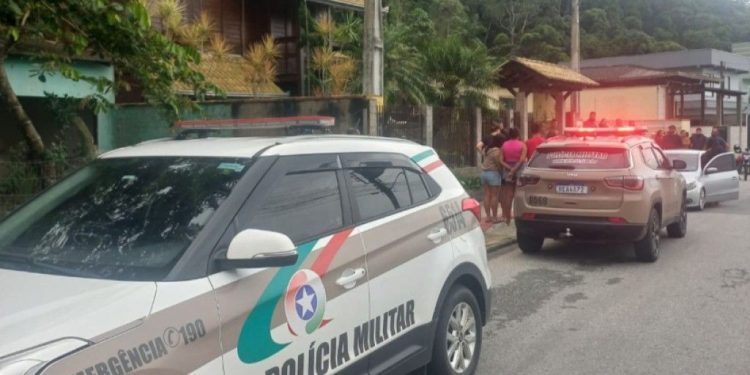 Filho encontra mãe e padrasto mortos, amarrados e amordaçados em Itajaí