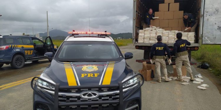 Carreta é interceptada na BR-101 com 1,36 toneladas de cocaína