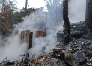 Bombeiros combatem incêndio em edificações na tarde deste domingo, 10 de novembro, em Palhoça