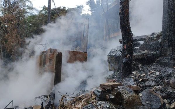 Bombeiros combatem incêndio em edificações na tarde deste domingo, 10 de novembro, em Palhoça