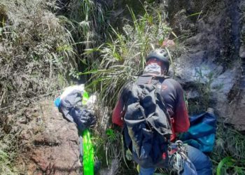 Em missão de resgate arriscada, corpo de montanhista é retirado do Pico do Jurapê