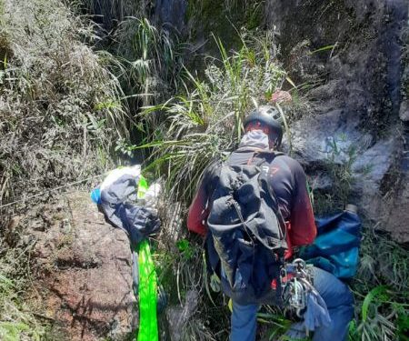 Em missão de resgate arriscada, corpo de montanhista é retirado do Pico do Jurapê